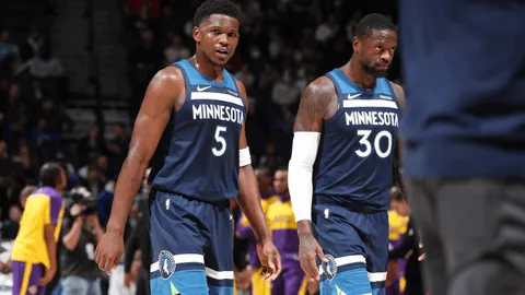 鄢手骐黑装亮相，夫妻恩爱同框，新造型引热议，好评如潮。6亮18评。